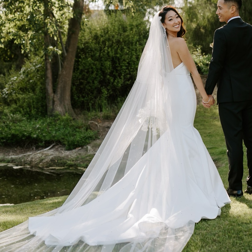 Mermaid style wedding dress in ivory. Size 4. Original price: $3000 - Picture 1 of 7